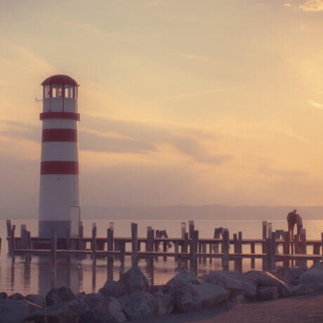 Sonnenuntergang beim Leuchtturm in Podersdorf am See.