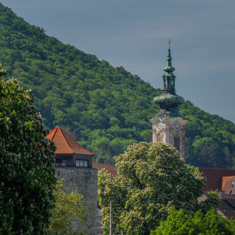 Kirchturm und Wasserturm in Hainburg an der Donau.