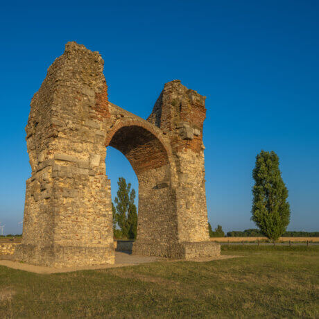 Das Heidentor bei Sonnenuntergang in Petronell-Carnuntum.