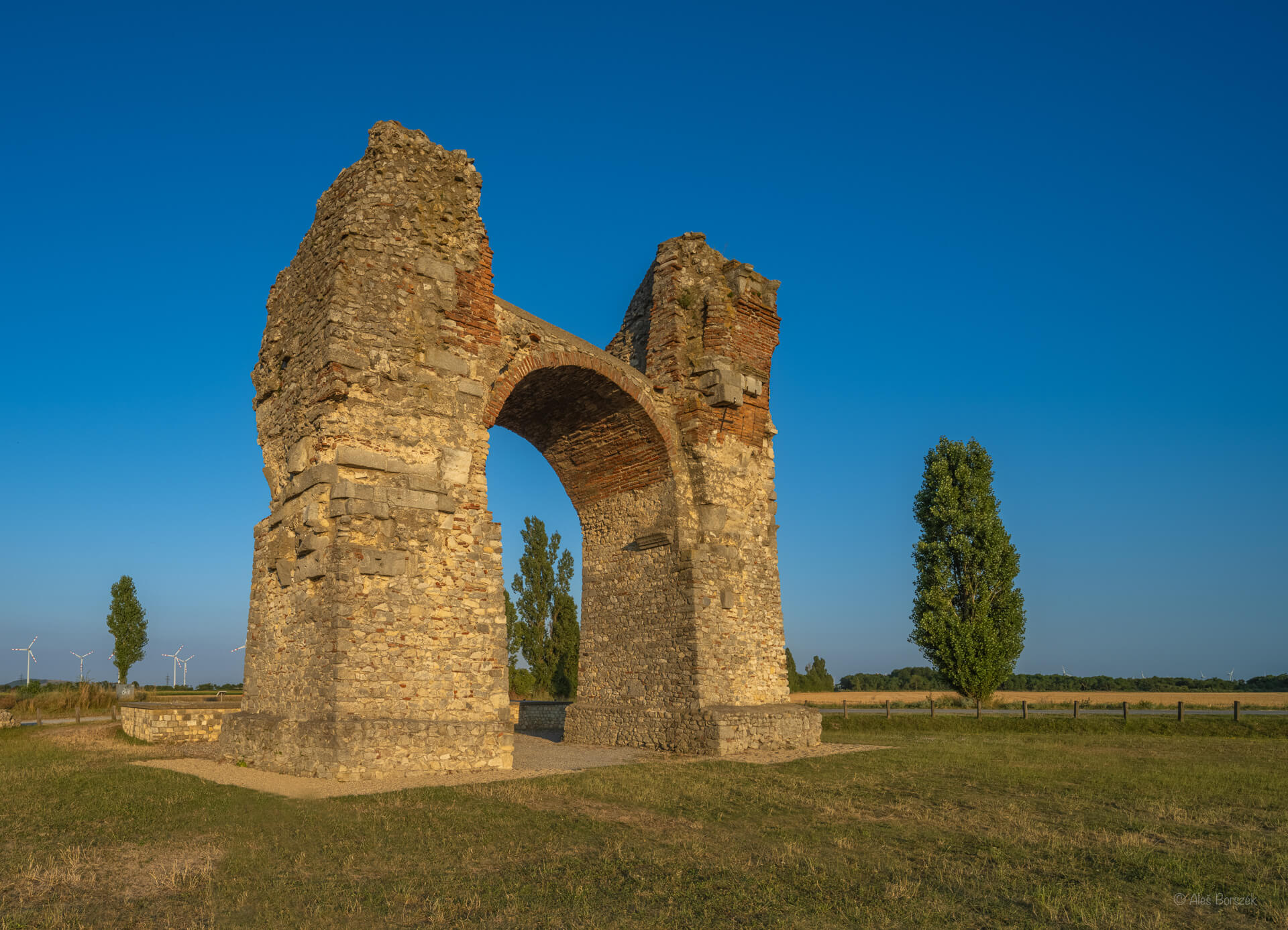 Das Heidentor bei Sonnenuntergang in Petronell-Carnuntum.