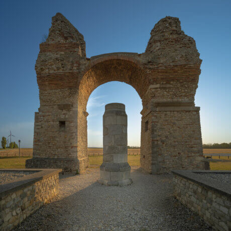 Das Heidentor bei Sonnenuntergang in Petronell-Carnuntum.