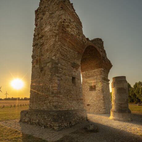 Das Heidentor bei Sonnenuntergang in Petronell-Carnuntum.