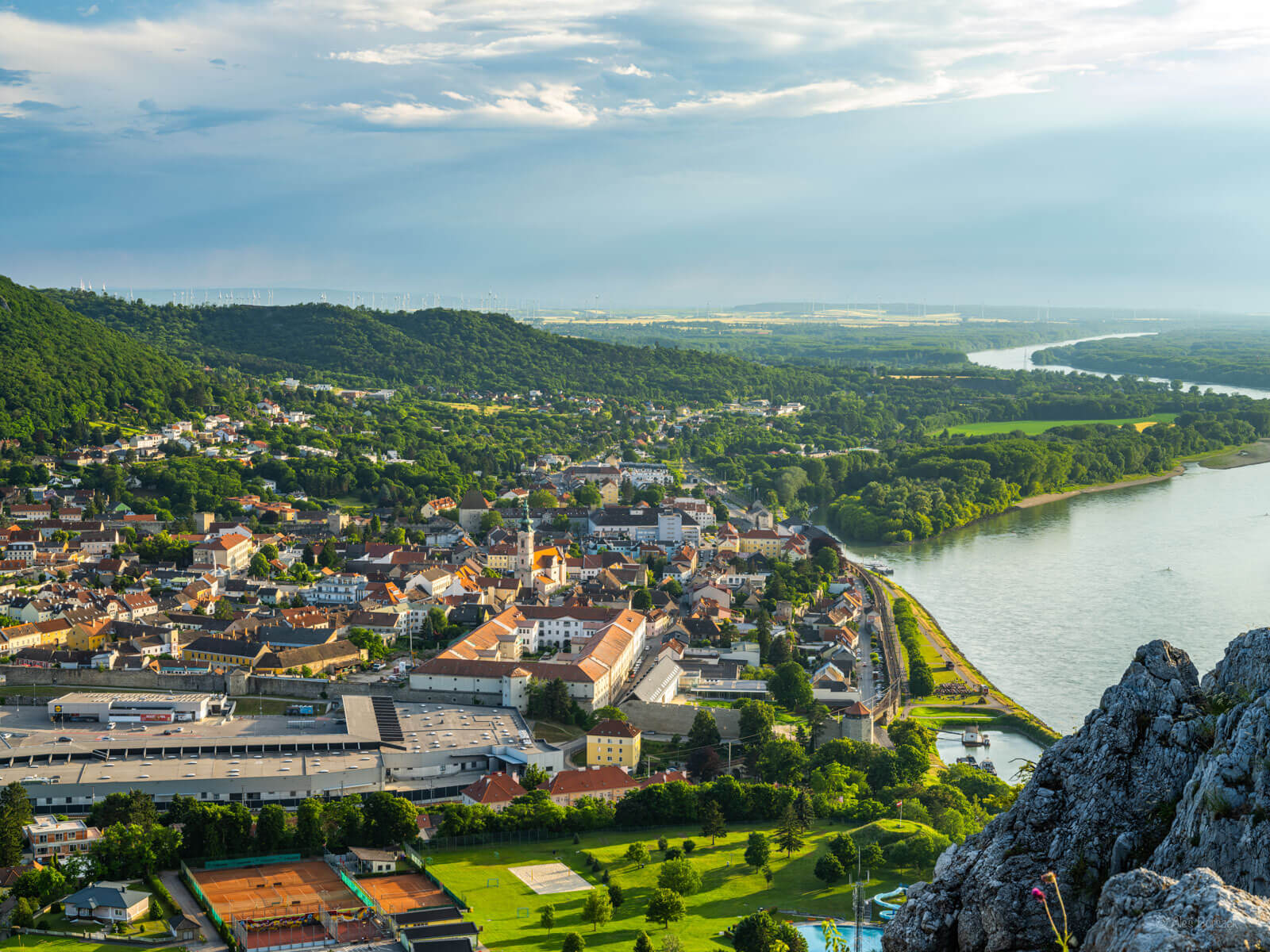 Panoramablick vom Braunsberg über Hainburg an der Donau.