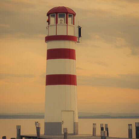 Sonnenuntergang beim Leuchtturm in Podersdorf am See.